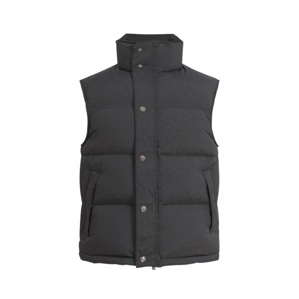 🅿️900 [Exclusive supply] CH Crow Heart Pattern Jacquard Down Vest. High-quality and evenly filled down. The down filling is full and even, ensuring good thermal insulation performance. Made of 90% white duck down, the fabric adopts a unique dark pattern jacquard process, which makes the fabric visually present a rich layering and three-dimensional effect, which is both beautiful and fashionable. Use high-quality fabrics, special fabrics that are waterproof, stain-proof and breathable to ensure the practicality and comfort of the clothes. Paying attention to details, the sewing is excellent, the stitches are even and fine, and there are no skipped stitches or missing stitches, showing a superb level of workmanship. The padded Cronic heart is a brand feature, and its dark pattern design increases the beauty of the clothing. Designs such as windproof cuffs and adjustable hems improve the convenience and comfort of wearing. Zippers, buttons and other hardware accessories are made of high-quality materials. The surface is smooth and burr-free, making it smooth to use and durable. Size:S-M-L-XL